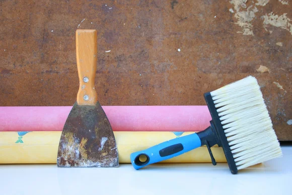 Tapezierbürste und Spachtel